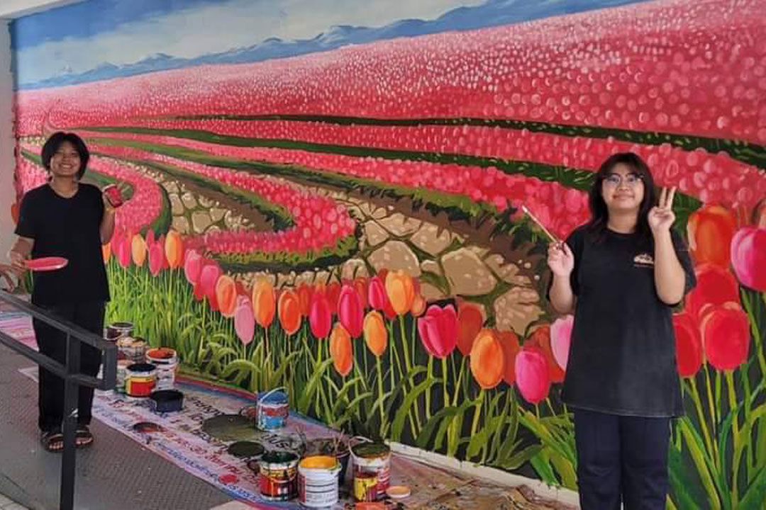 ว้าวๆ สวยจังทุ่งดอกทิวลิป-ทานตะวันบานสะพรั่งงดงามที่อาชีวะอุบลฯ