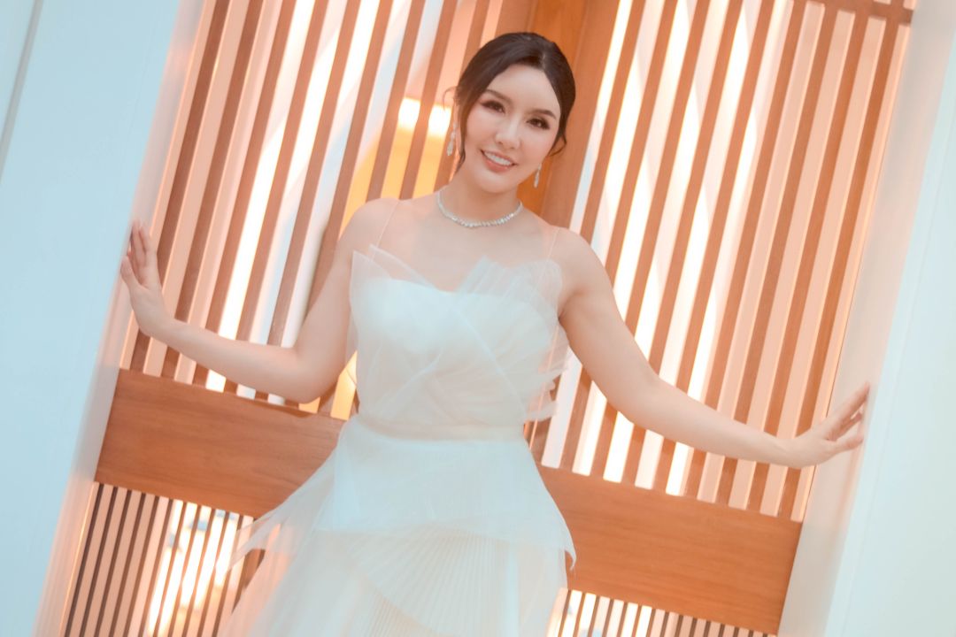 เลอค่า 'ป๊อป-ปิโยรส'โชว์ชุดวิวาห์ทรงสง่า มูลค่านับล้าน