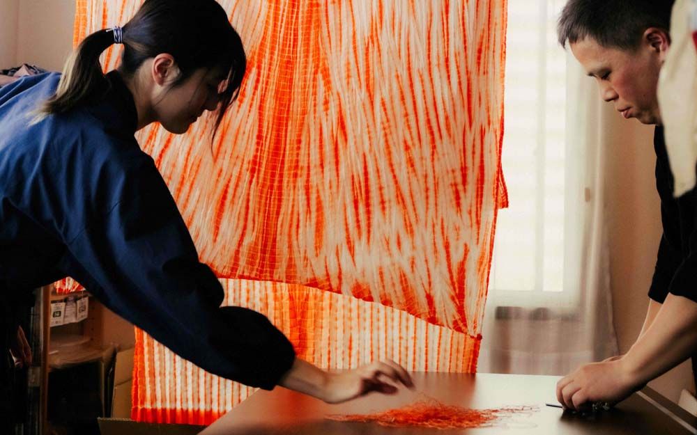 COS ร่วมมือกับช่างฝีมือทำผ้ามัดย้อมชิโบริจากญี่ปุ่น สร้างสรรค์คอลเลคชั่นลิมิเต็ดเอดิชั่นโดยเฉพาะ