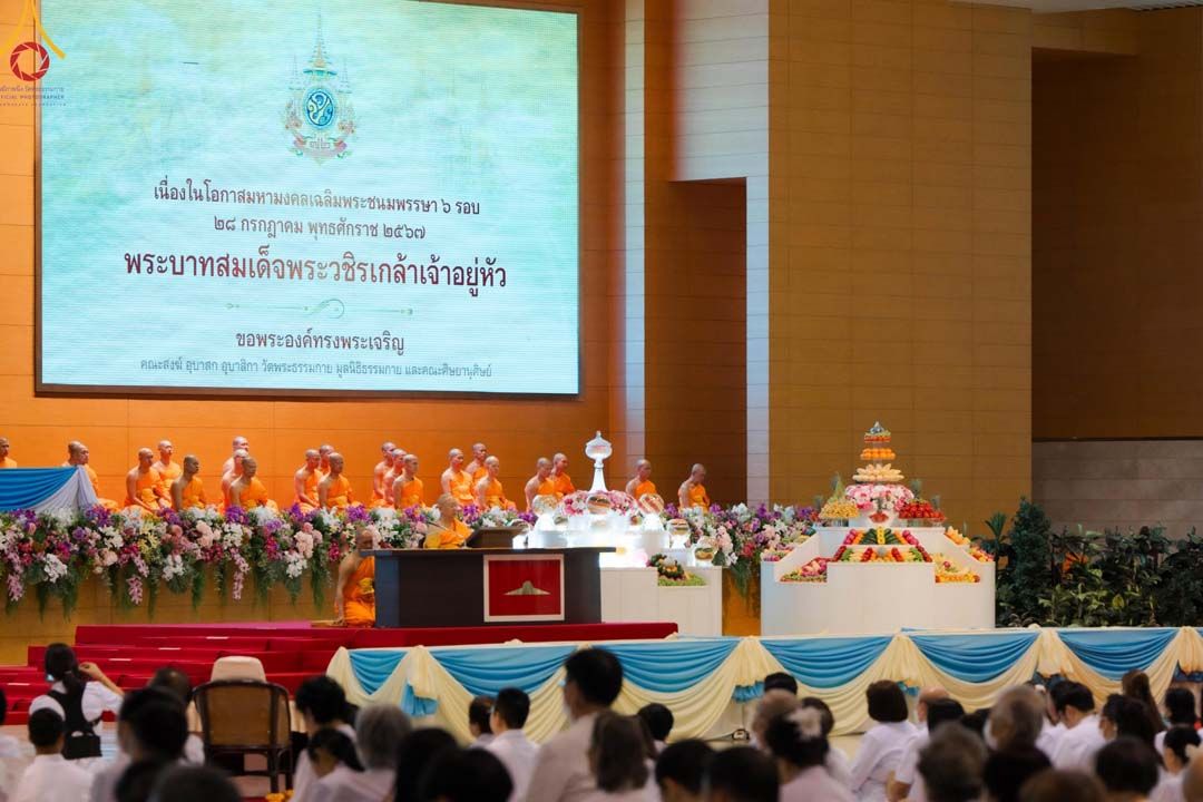 พระสงฆ์-ศิษย์วัดพระธรรมกายนับหมื่นคน ร่วมปฏิบัติธรรมถวายพระราชกุศล