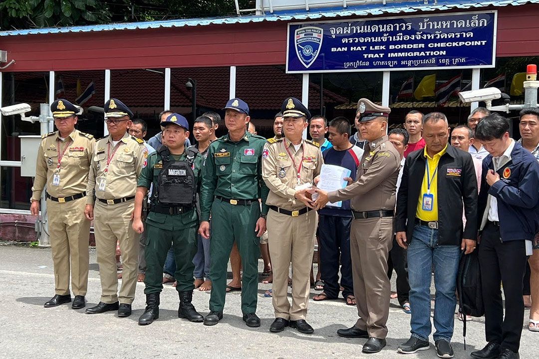 ลูกเรือประมงไทย 18 คน ถูกส่งตัวกลับถึงบ้านแล้ว หลังกัมพูชาจับกุมฐานรุกล้ำน่านน้ำ