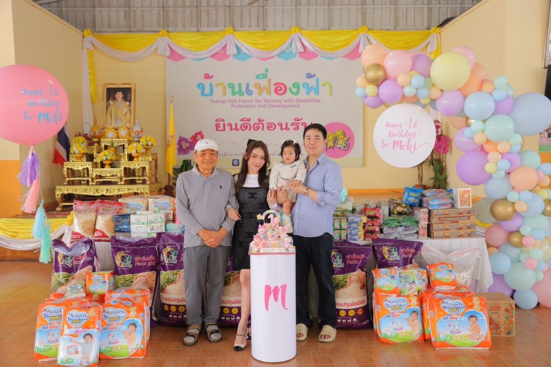 'มิ้นต์- ณิชชา'คุณแม่ยังสวย ดีต่อใจจูงมือลูกสาว'โมกิ'ทุ่มทำบุญครบรอบวันเกิด  1 ขวบ