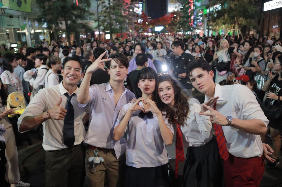 สยามแตก! 'โบว์-ไอซ์-เกรท-เทศน์-ลีน่า'ย้อนวัย ร้องเพลงเล่นดนตรีกับ 'โลกหมุนรอบเธอ in Siam'