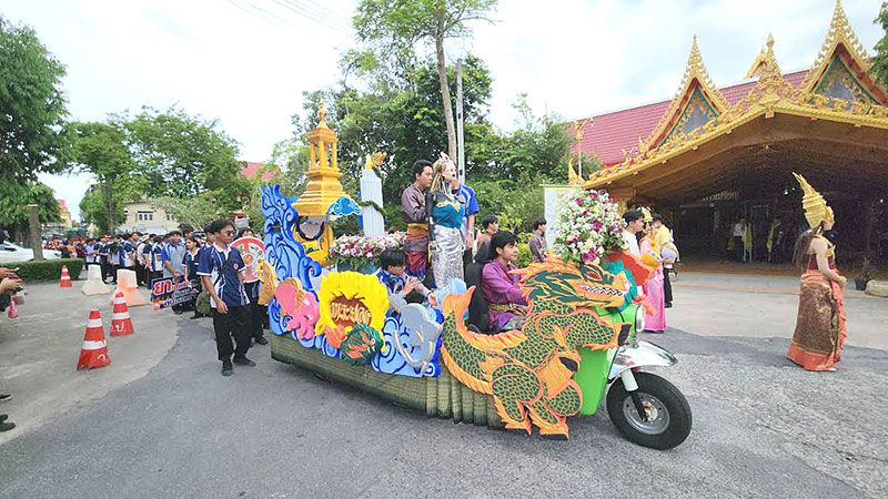 เทคนิคระยองเปิดตัว  ‘น้องชะมวง’หุ่นAI  ร่วมแห่เทียนพรรษา