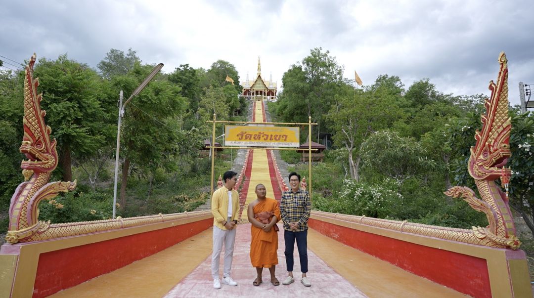 'หนุ่ม-แท่ง'ปักหลัก จ.สุพรรณบุรี พากราบรูปหล่อหลวงปู่อิ่ม 'วัดหัวเขา'