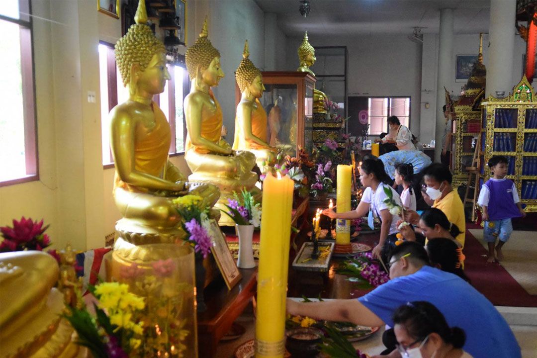 วัดบัวแก้วศรัทธาธรรมคึกคัก! พุทธศาสนิกชน ร่วมทำบุญตักบาตร 'วันอาสาฬหบูชา'