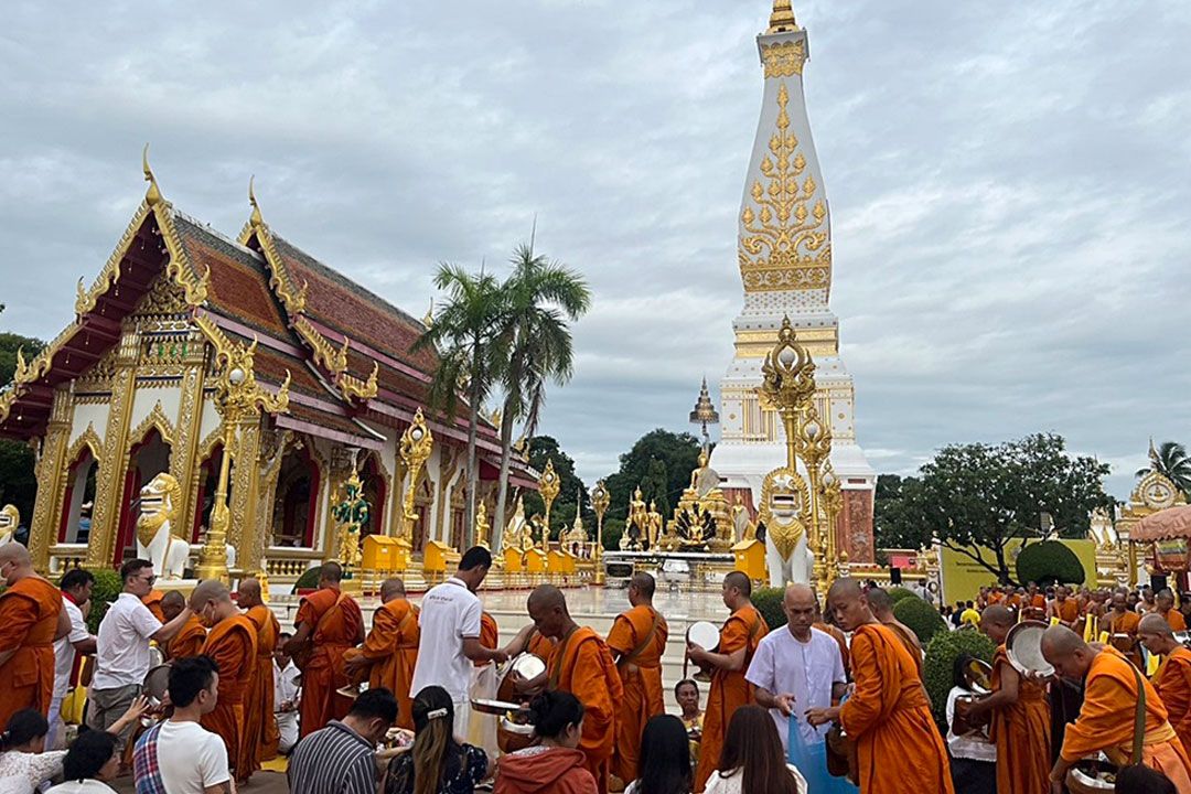 พระสงฆ์ 97 รูปอุปสมบทเฉลิมพระเกียรติในหลวงที่วัดพระธาตุพนมบิณฑบาตวันอาสาฬหบูชา