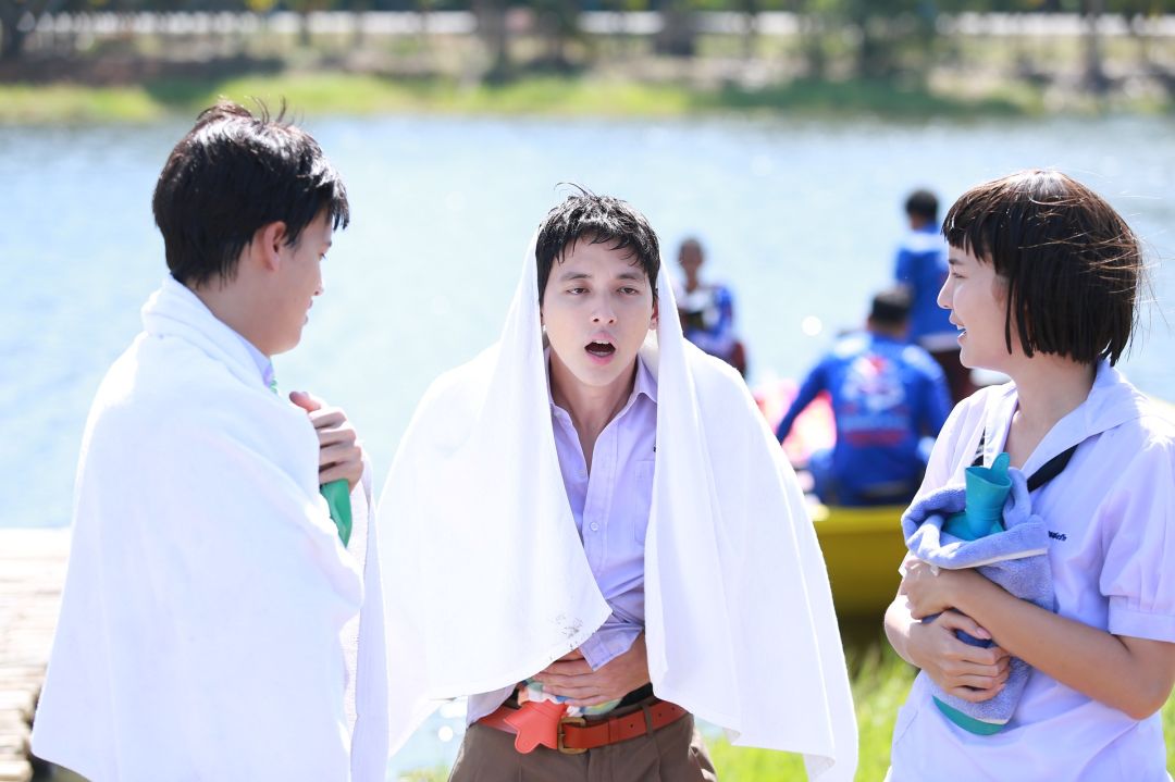 'โบว์ เมลดา'ถีบ'เจมส์จิ - ไอซ์' ตกน้ำ จับปลา - เล่นน้ำกันสนุกสนาน