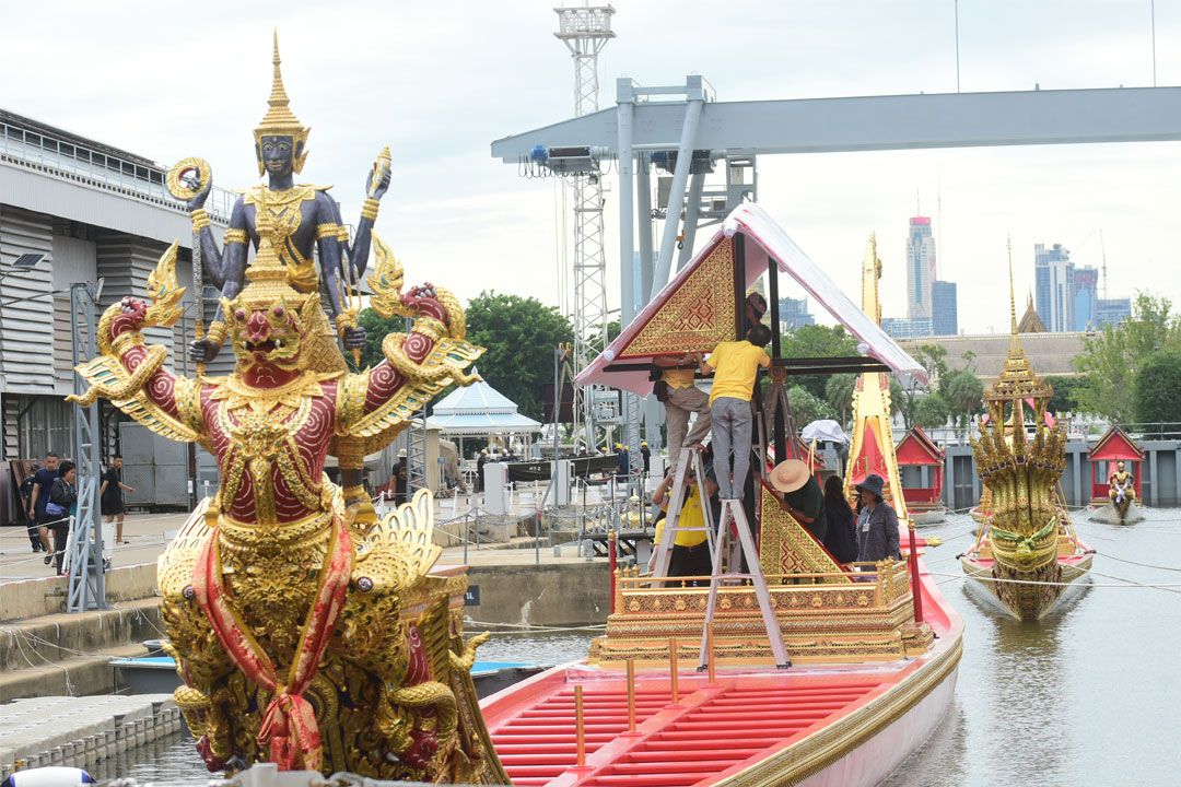 ประมวลภาพ'เรือพระที่นั่ง'เหลืองอร่ามงามจับตา หลังติดตั้งบัลลังก์กัญญาและม่านทอง