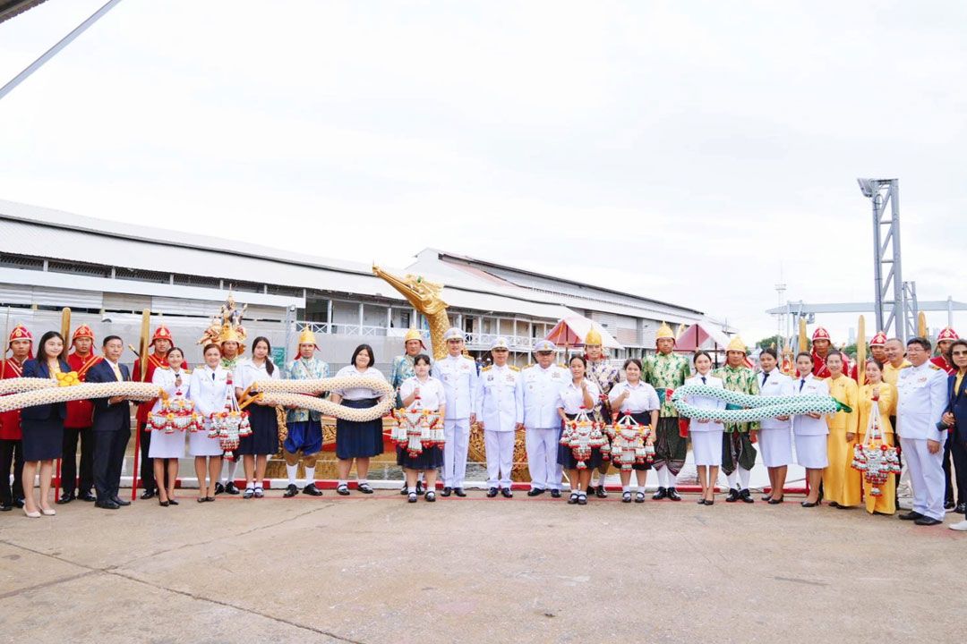 สพฐ.นำคณะครู-นักเรียนสตรีวัดระฆัง ร่วมส่งมอบพวงมาลัยคล้องคอเรือพระที่นั่ง ขบวนพยุหยาตราทางชลมารค