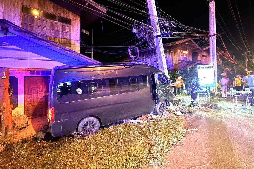 ‘คนขับ’หลับใน รถตู้นักฟุตบอลรร.ศรีนครน่าน พุ่งชนเสาไฟฟ้า