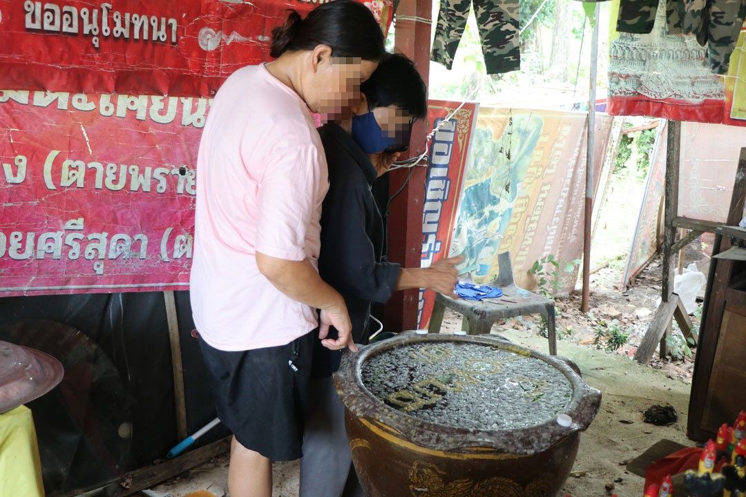 สายมูลส่องตัวเลขน้ำตาเทียนในอ่างน้ำมนต์'ไอ้ไข่'วัดโบสถ์ราษฎรศรัทธา