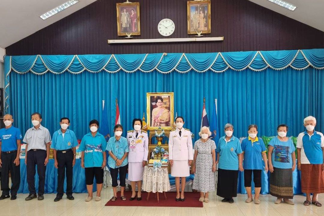 'ในหลวง-พระราชินี'พระราชทานสิ่งของแก่ผู้สูงอายุบ้านบางแค เนื่องในโอกาสวันเฉลิมฯ สมเด็จพระพันปี