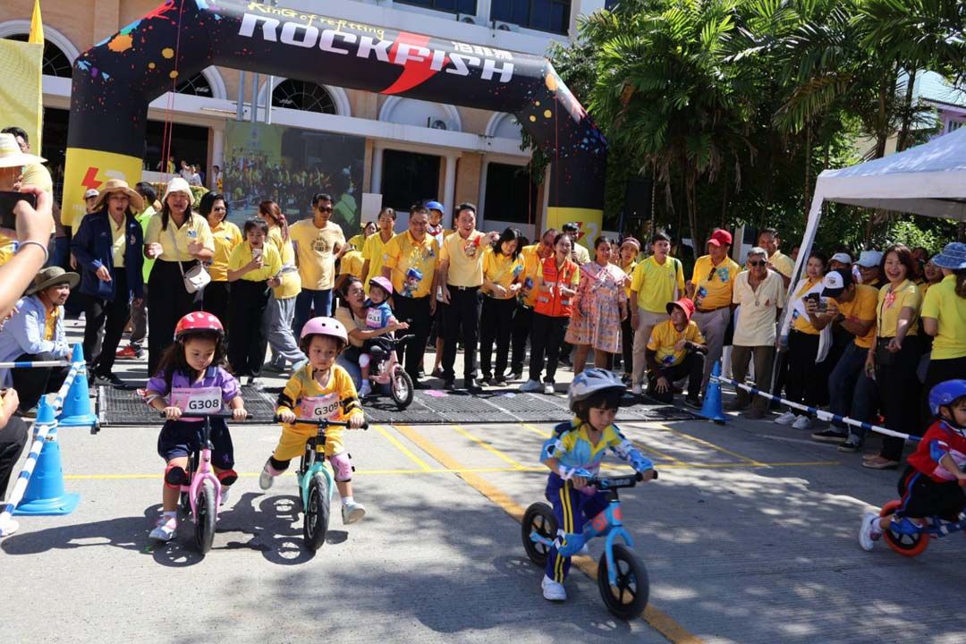 ‘อบต.คลองสาม’ร่วมกับเทศบาลเมืองท่าโขลง จัดแข่งรถจักรยานขาไถ เฉลิมพระเกียรติฯ