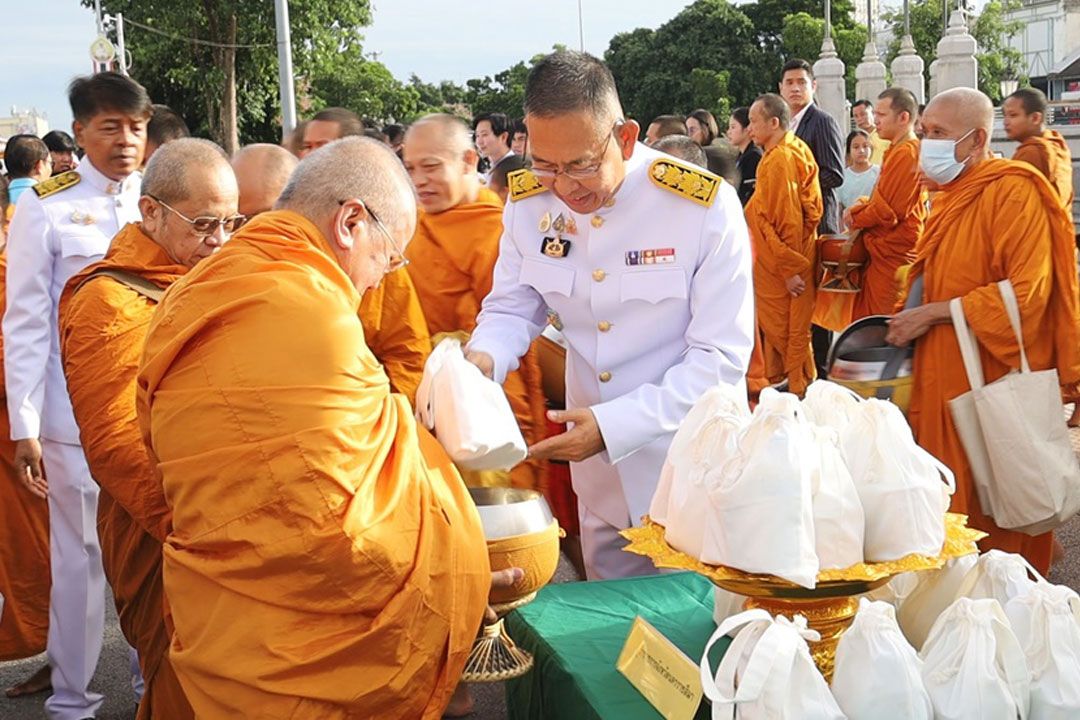 ผู้ว่าฯโคราชนำพสกนิกรแต่งกายชุดสีฟ้าทำบุญตักบาตรถวายเป็นพระราชกุศลวันแม่แห่งชาติ