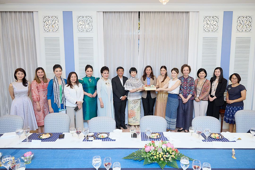 ‘ดาว พอฤทัย’ ยิ้มแก้มปริ เป่าเค้กต่างแดนฉลองวันเกิด 51 ปี