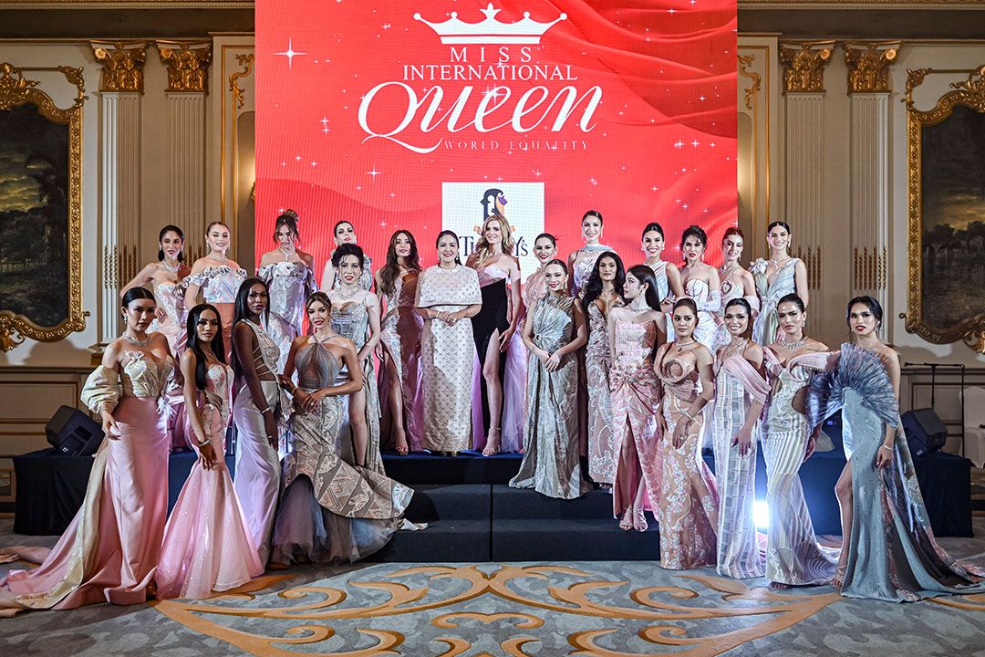 สนั่นรันเวย์! เปิดตัว 23 สาวงาม 'Miss International Queen 2024' ผ่านแฟชั่นโชว์ผ้าบาติก ในงาน Thainess Fashion Show