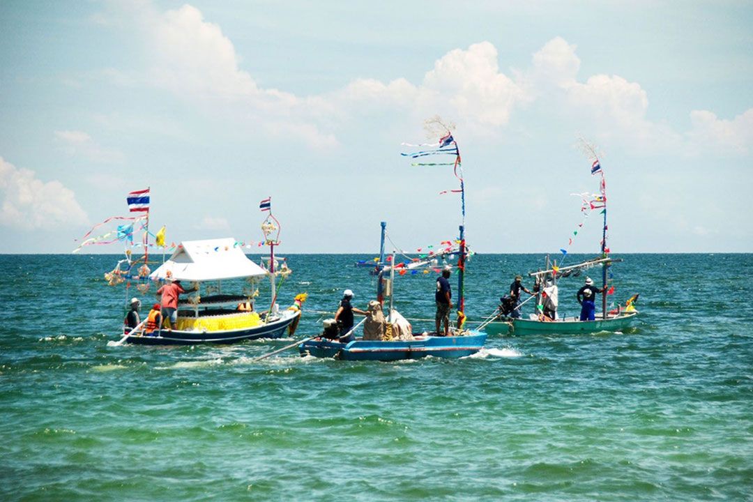 1 ปีมีครั้งเดียวงานสืบสานประเพณี'ส่งเคราะห์ทางทะเล'ของชาวหัวหินทำบุญใหญ่ให้บรรพบุรุษ