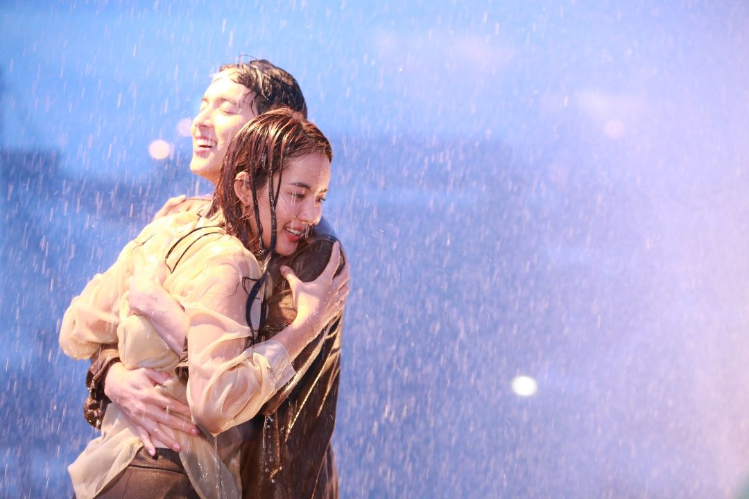 'เจมส์ จิรายุ'กอดปลอบใจ 'โบว์ เมลดา'กลางสายฝน