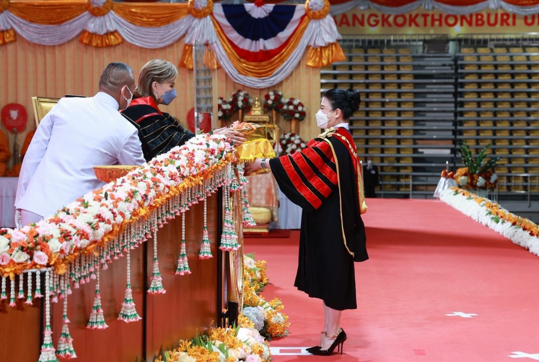 'ทูลกระหม่อมหญิงอุบลรัตนราชกัญญาสิริวัฒนาพรรณวดี'เสด็จพระราชทานปริญญาบัตร ณ มหาวิทยาลัยกรุงเทพธนบุรี