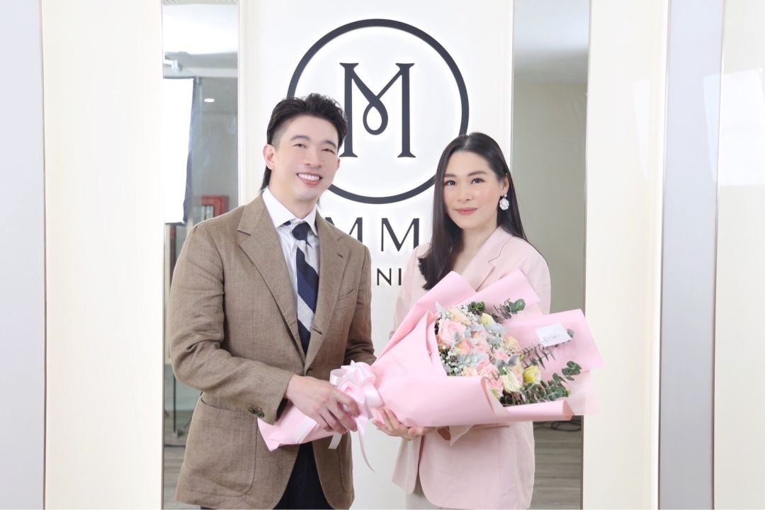 'ปอ ณฐมน' ไม่ตกเทรนด์ศัลยกรรม รับช่อดอกไม้ขอบคุณจาก 'คุณหมอหนึ่ง EMMA CLINIC'(เอมม่า คลินิก)