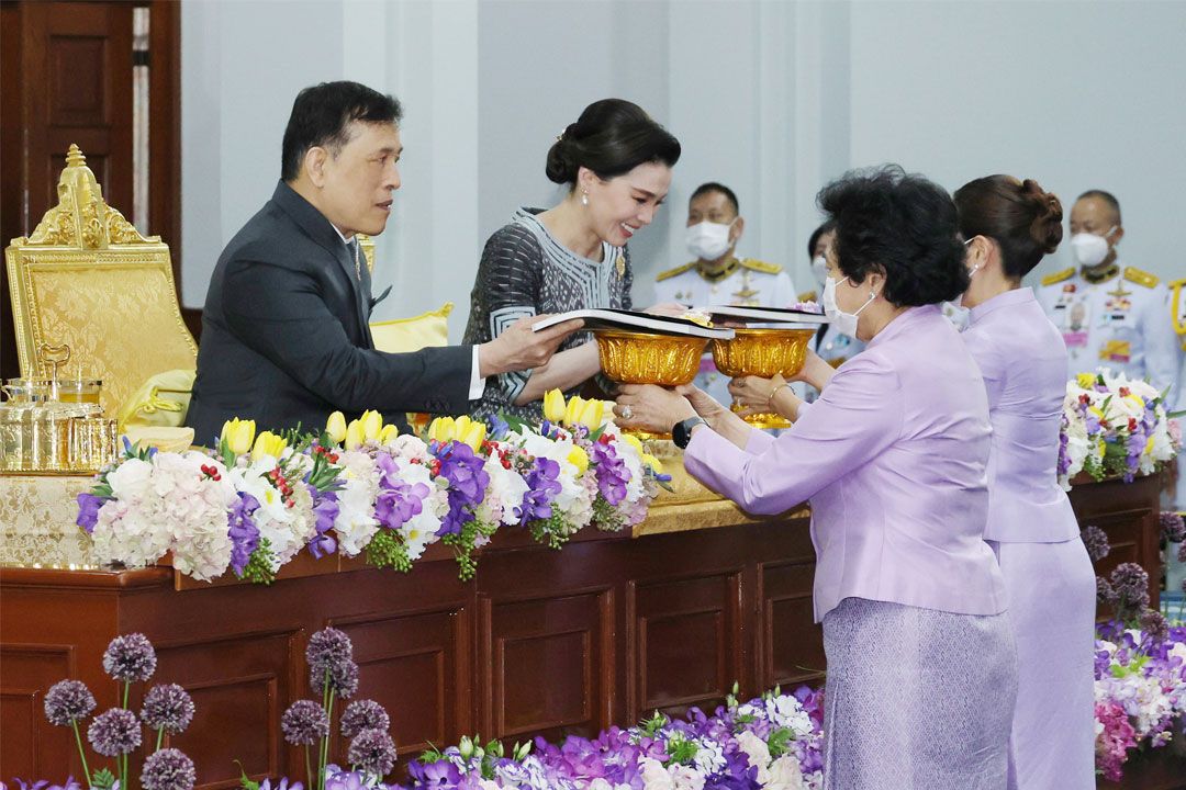 'ในหลวง-พระราชินี'พระราชทานพระบรมราชวโรกาสให้ นายกสมาคมแม่บ้านมหาดไทย  เฝ้าฯถวายผ้าไทย