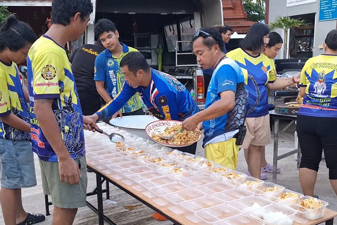 กู้ภัย-มูลนิธิ'พะเยา'เร่งทำอาหารช่วยผู้ประสบภัยน้ำท่วม