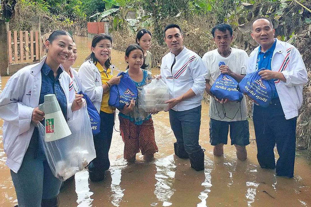 ‘พีระพันธุ์’ห่วงใยน้ำท่วม มอบ‘แม่เลี้ยงติ๊ก’ตั้งโรงครัวแจกอาหาร ส่ง‘เอกนัฏ’ลงพื้นที่แพร่