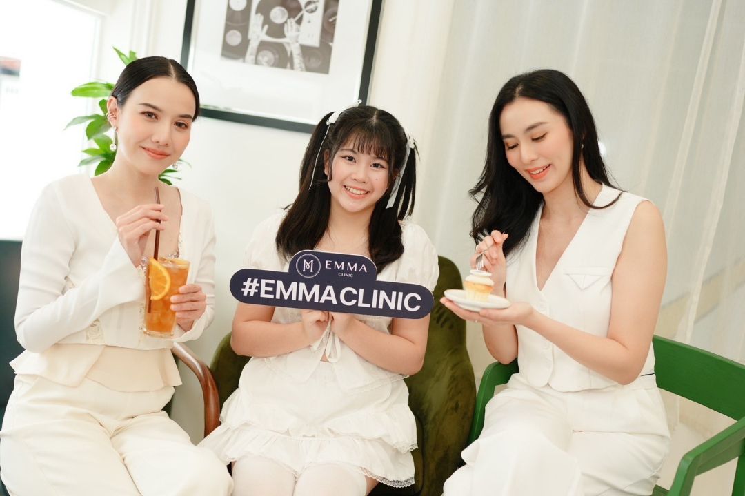 'วิ วิมลลักษณ์'ควงแขน 'รตา'ตัวแทนผู้หญิงยุคใหม่ ติดแกรมความสวยละมุน ชวนรู้จักศัลยกรรมตาสองชั้นเทคนิค Milli Eyes by EMMA #EMMACLINIC