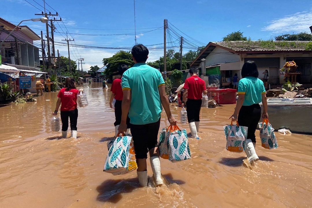 แม็คโคร-โลตัสเคียงข้างสังคมไทยลงพื้นที่ช่วยเหลือผู้ประสบภัยน้ำท่วมอย่างต่อเนื่อง