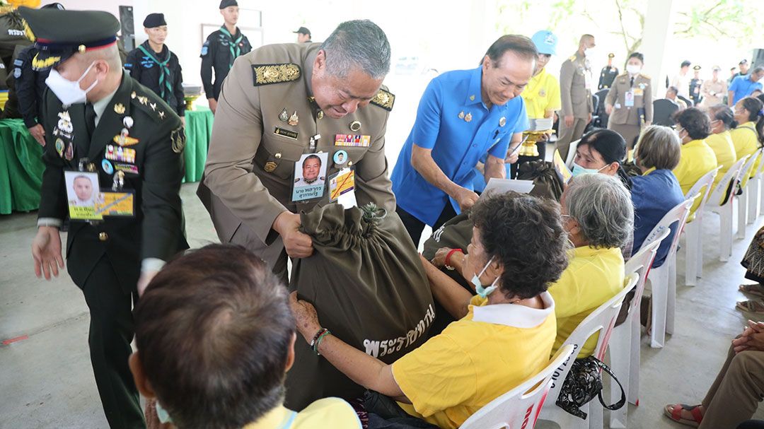 'องคมนตรี'เชิญสิ่งของพระราชทาน มอบแก่ผู้ประสบอุทกภัยจังหวัดเชียงราย