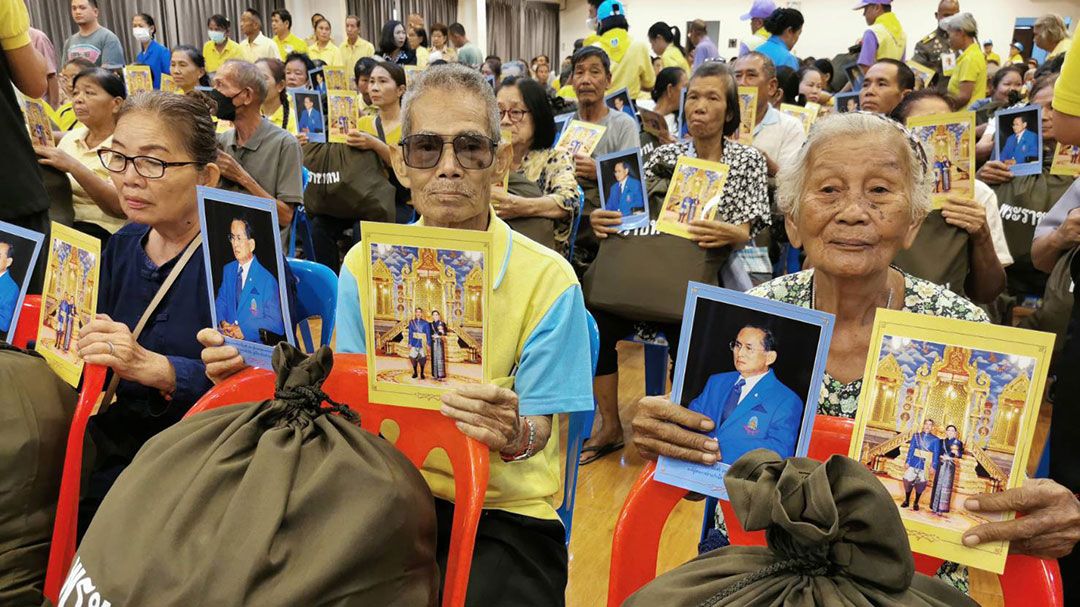 'องคมนตรี'เชิญถุงพระราชทานและเครื่องอุปโภคบริโภค มอบแก่ราษฎรจังหวัดแพร่