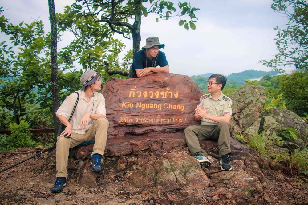 ‘อู-แห้ว’กินทุเรียนเผา ขึ้นเขาพิชิตกิ่วงวงช้าง