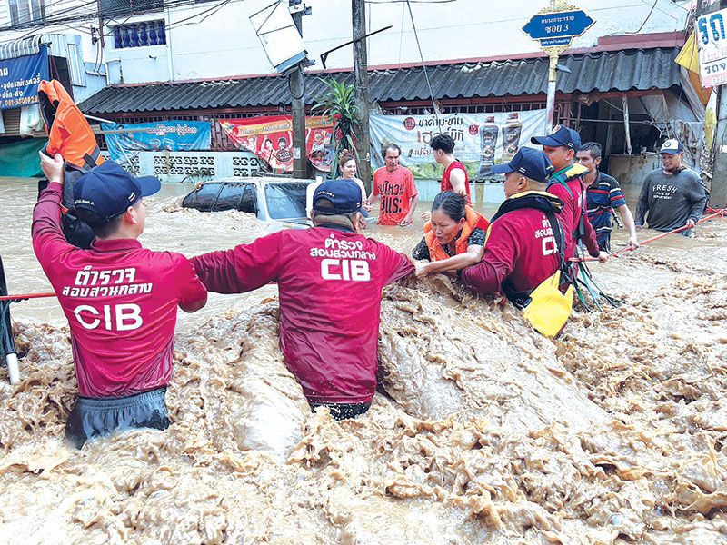 น้ำท่วมหลายพื้นที่วิกฤตหนัก  เชียงรายยังอ่วม!  ลุยช่วยชาวบ้านติดค้างในที่พัก