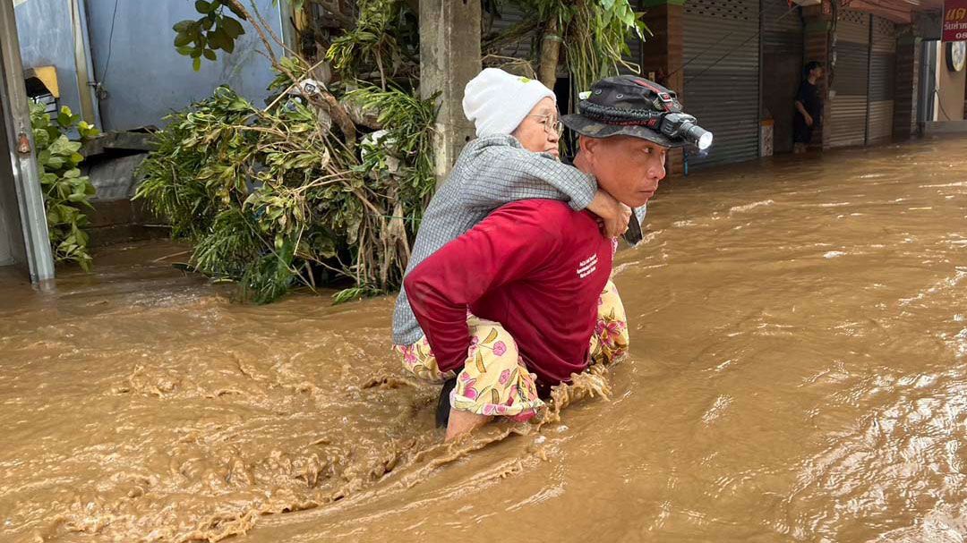 'ตำรวจน้ำเชียงราย'ลุยช่วยชาวบ้าน ที่บ้านเกาะทราย