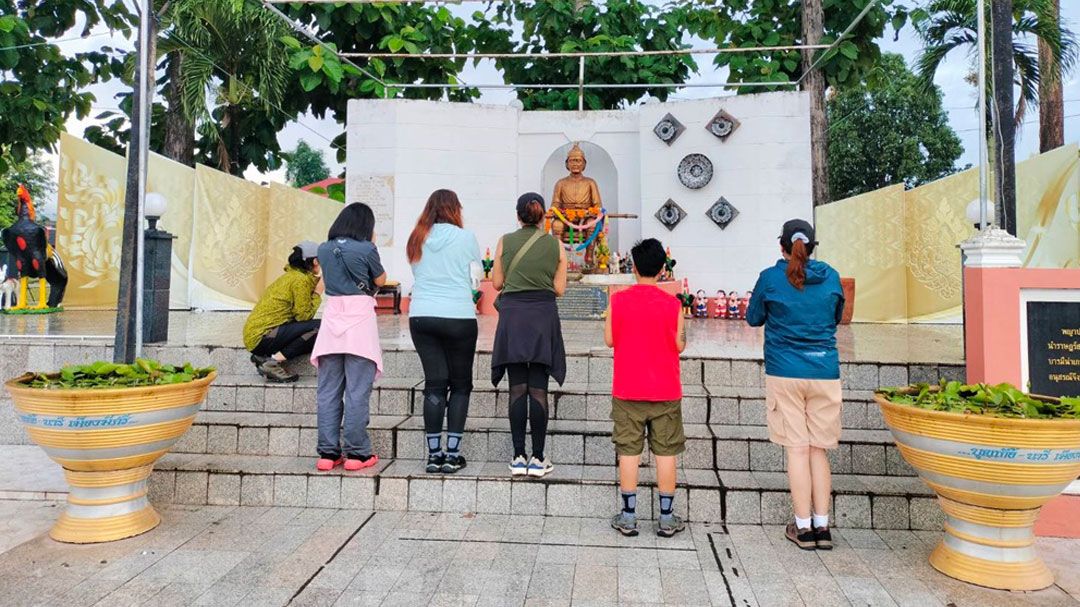 นักท่องเที่ยวสายมูขอพร 'เจ้าพ่อพญาปาด' จุดธูปเสี่ยงทายขอเลข