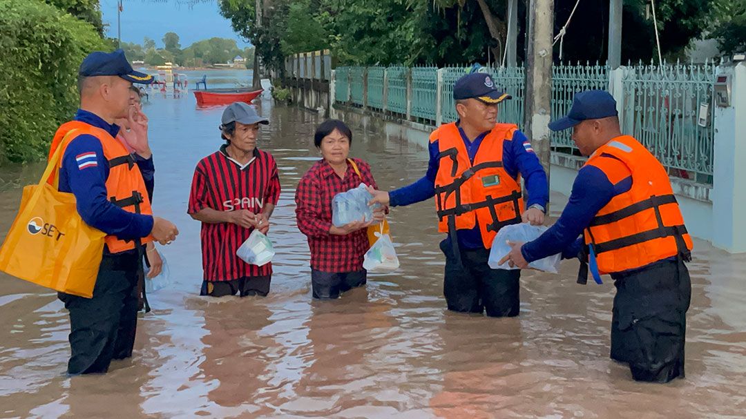 ทหารรุดช่วยชาวบ้านหนองคายสู้ภัยน้ำท่วม ขนย้ายข้าวของ กั้นกระสอบทราย