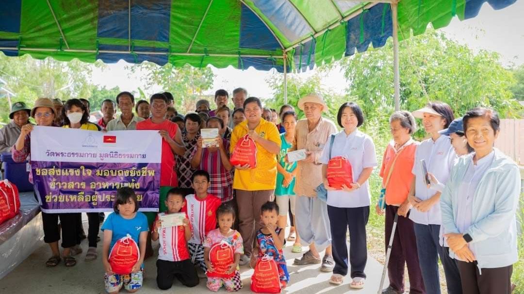 'วัดพระธรรมกาย'รวบรวมสิ่งของบริจาคช่วยน้ำท่วมอยุธยา