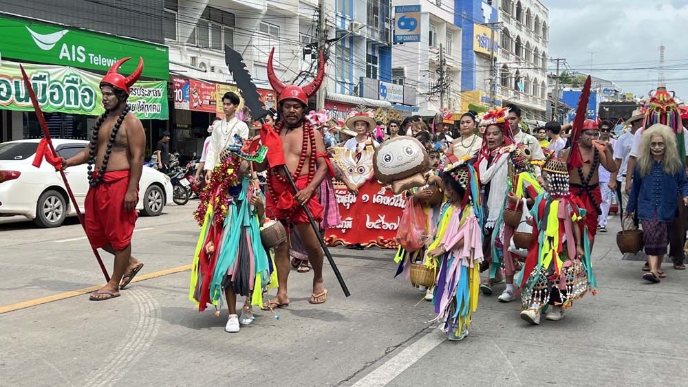 รายงานพิเศษ : ม่วนคัก ขบวนผีสุ่ม ออกอาละวาดสร้างความสนุกสนาน  สืบสานประเพณีหนึ่งเดียวในโลก ที่จังหวัดชัยภูมิ