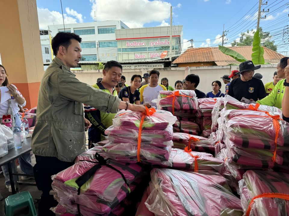 'อั้ม-อธิชาติ'พระเอกจิตอาสาแท็คทีม BEST มอบเสื้อชูชีพช่วยผู้ประสบภัยน้ำท่วม