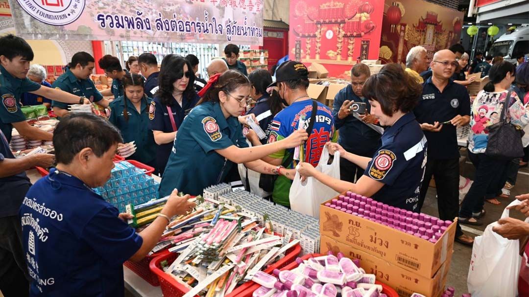 ‘มูลนิธิป่อเต็กตึ๊ง’ระดมอาสาสมัคร-จิตอาสา เร่งบรรจุถุงยังชีพฉุกเฉินช่วยผู้ประภัยน้ำท่วมเย็นนี้