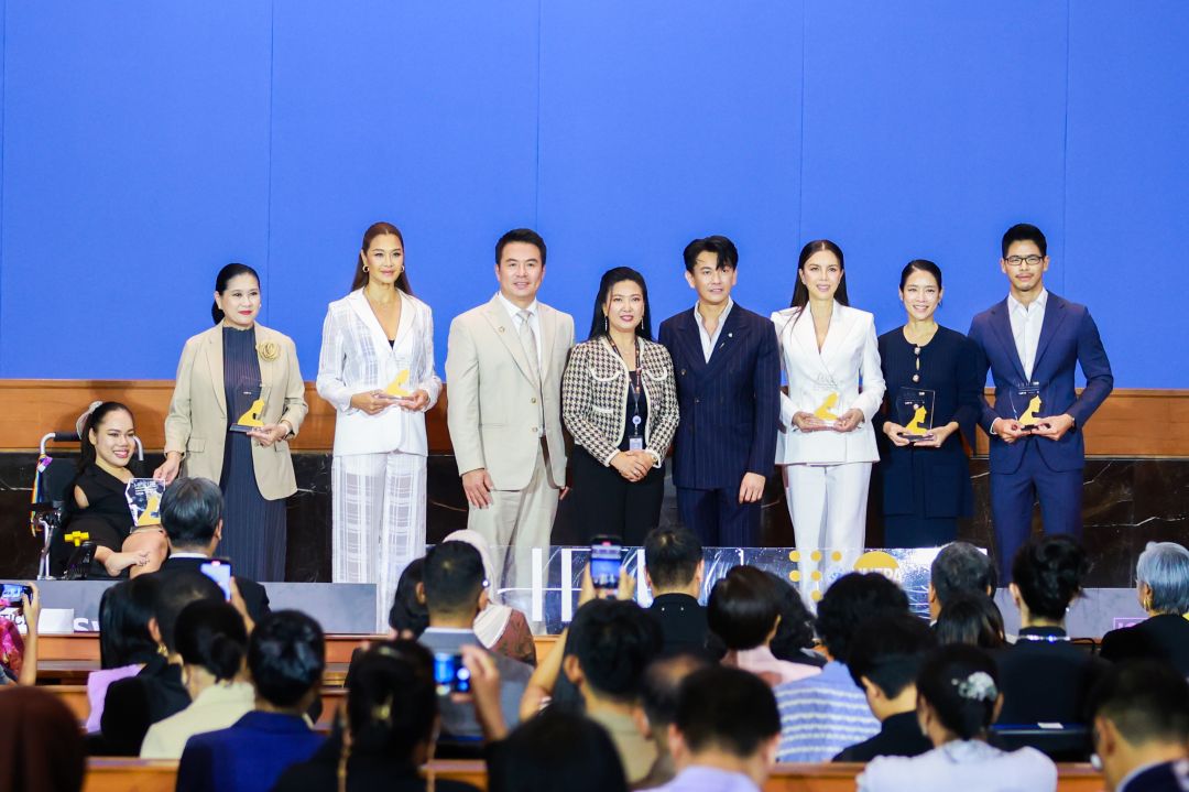 'ลิซ่า – เล็ก บุษบา - อ้อย นภาพร - วู้ดดี้ วุฒิธร'คว้ารางวัล 'HER AWARDS, UNFPA THAILAND 2024 ประชากรหญิงผู้สร้างแรงบันดาลใจ'