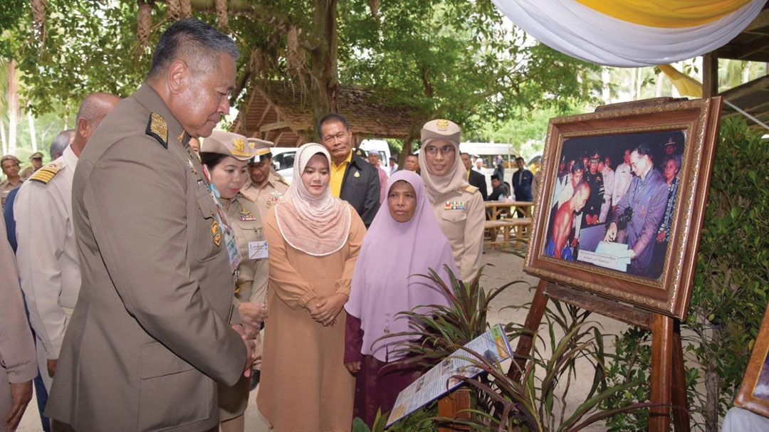 'องคมนตรี' เยี่ยมครอบครัว 'พระสหายแห่งลุ่มน้ำสายบุรี'