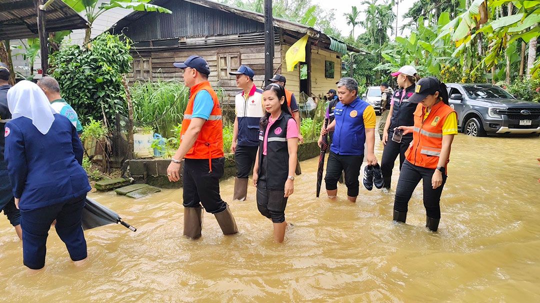 ผู้ว่าฯ-รองผู้ว่าฯพังงา ลงพื้นที่ให้ความช่วยเหลือเบื้องต้นผู้ประสบอุทกภัย