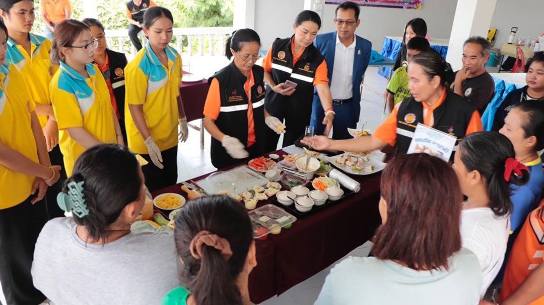 อาชีวะอุบลฯจับมือชาวบ้านริมโขงสอนทำอาหารว่าง เครื่องดื่ม ศิลปะผ้าบนโต๊ะอาหาร