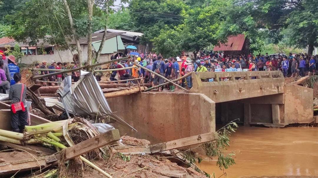 ‘เชียงราย’น้ำป่าถล่ม‘สะพานบ้านแม่ปูนล่าง’ ชาวบ้านร่วมใจสร้างชั่วคราวใช้รับส่งผู้ป่วย-อาหาร