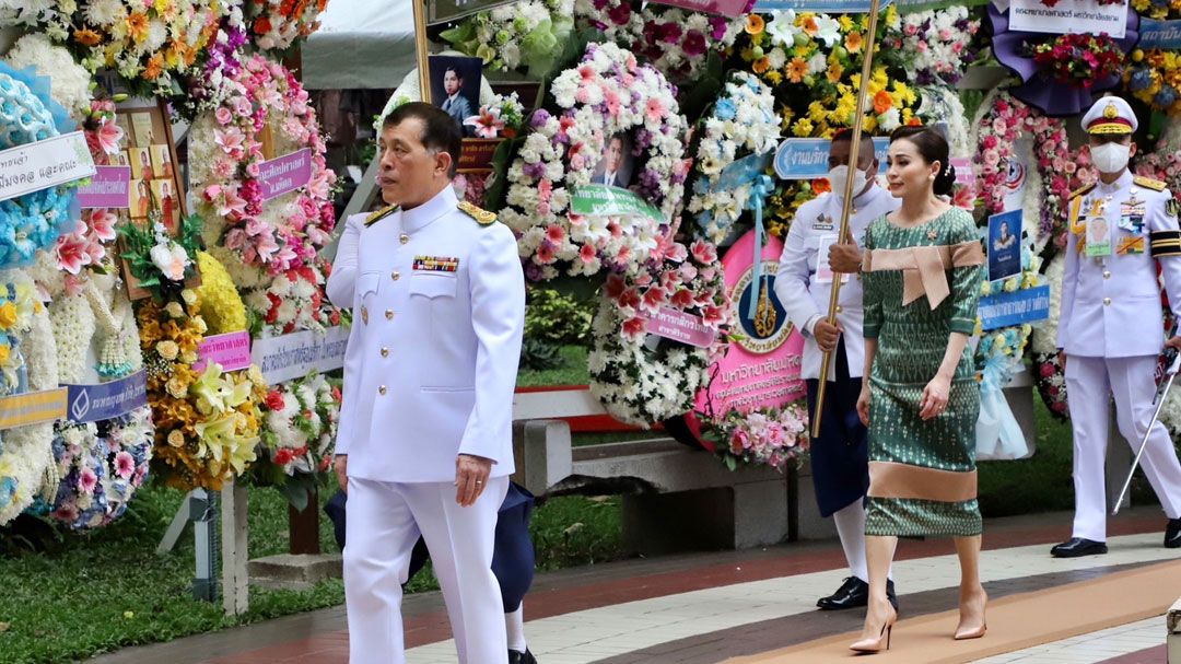 'ในหลวง-พระราชินี'เสด็จฯทรงวางพวงมาลา เนื่องในวันมหิดล 2567