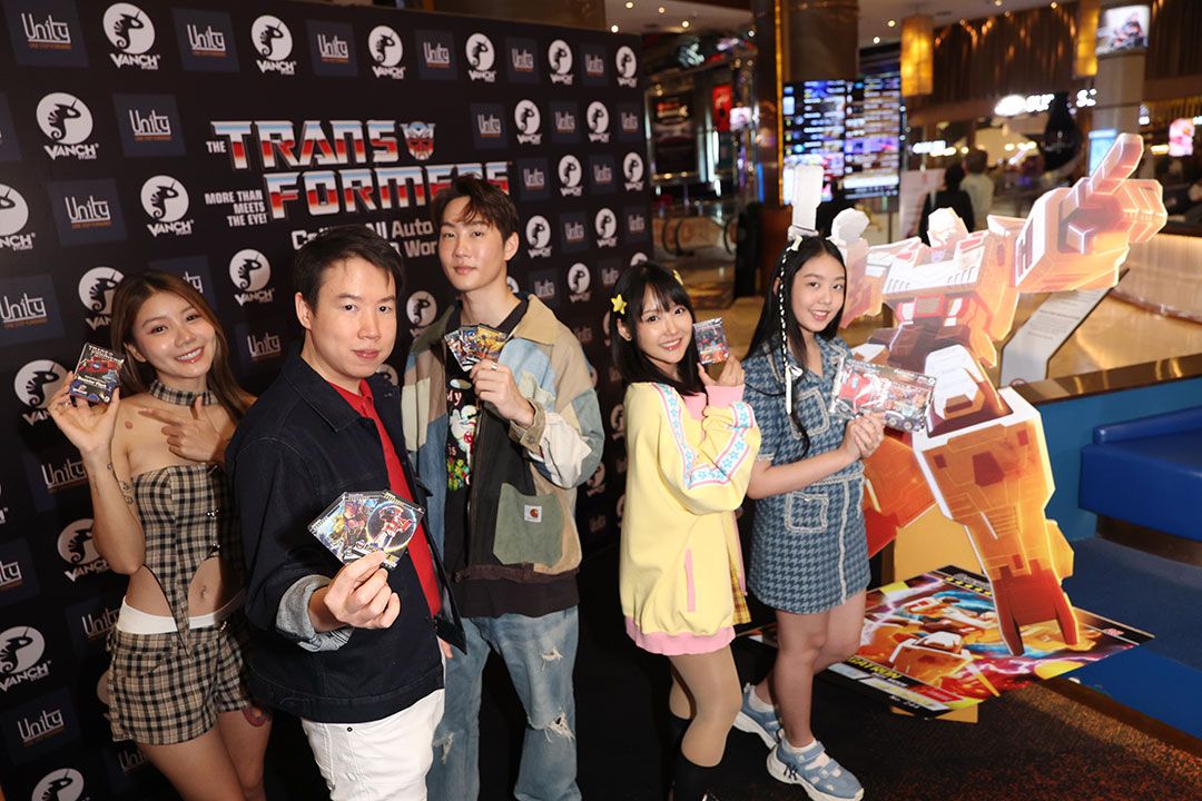 'กัปตัน-ชลธร-ใบเฟิร์น แมนยู-มินตัน ดิ๊งด่อง' ร่วมประลองการ์ดเกมในงาน The Transformers AR Card Game