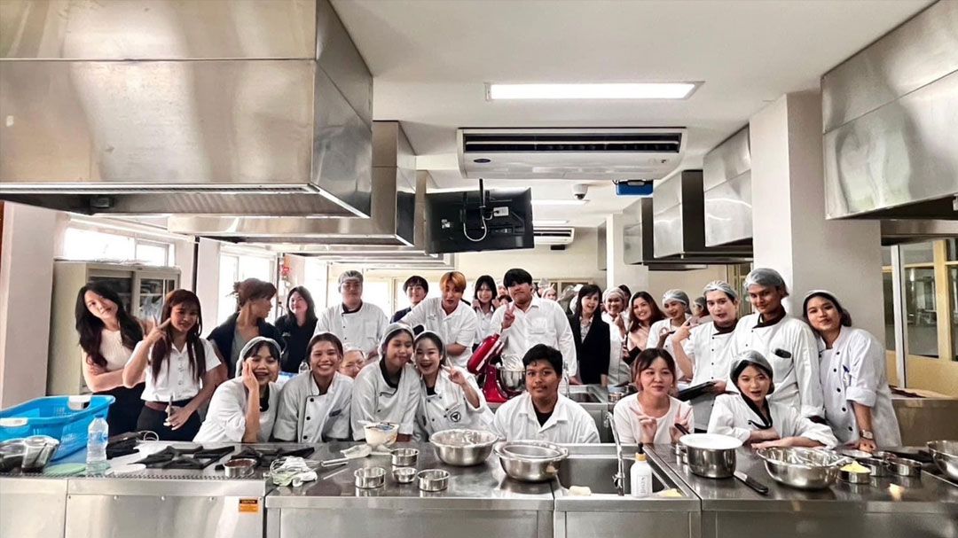 'พี่อบ-น้องอิ่ม' สร้างสัมพันธ์ คณะการท่องเที่ยวและการโรงแรม DPU