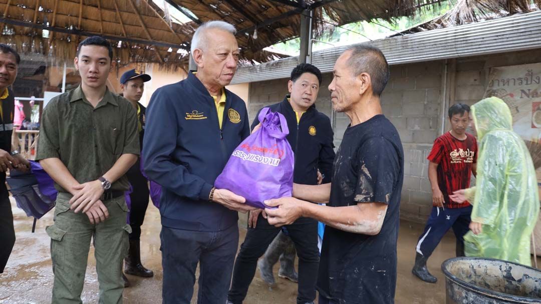 ‘รมว.แรงงาน’นำทีมช่างกรมพัฒนาฝีมือแรงงาน ซ่อมแซมฟื้นฟู ฝึกอาชีพ หลังน้ำลดที่เชียงราย